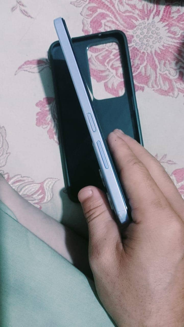 REDMI 15 8/128 7000 mah

                                                            alt=