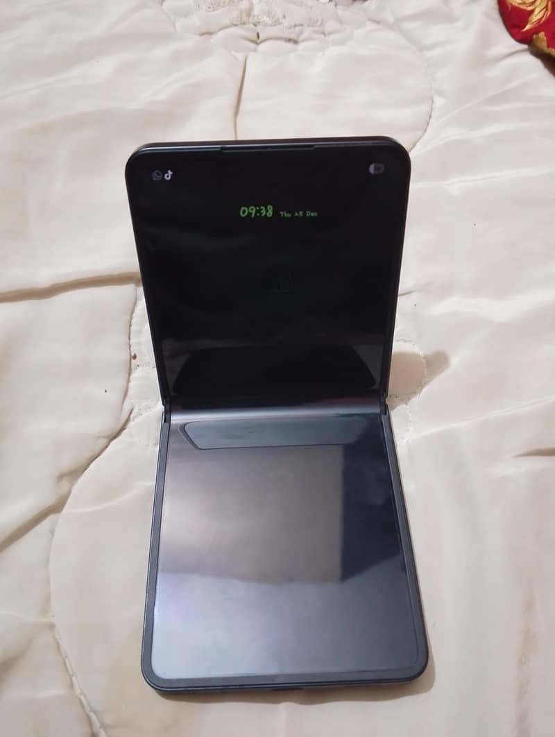 Samsung Galaxy Z Flip 7 (Non-PTA) – UK Variant – Mint Condition

                                                            alt=