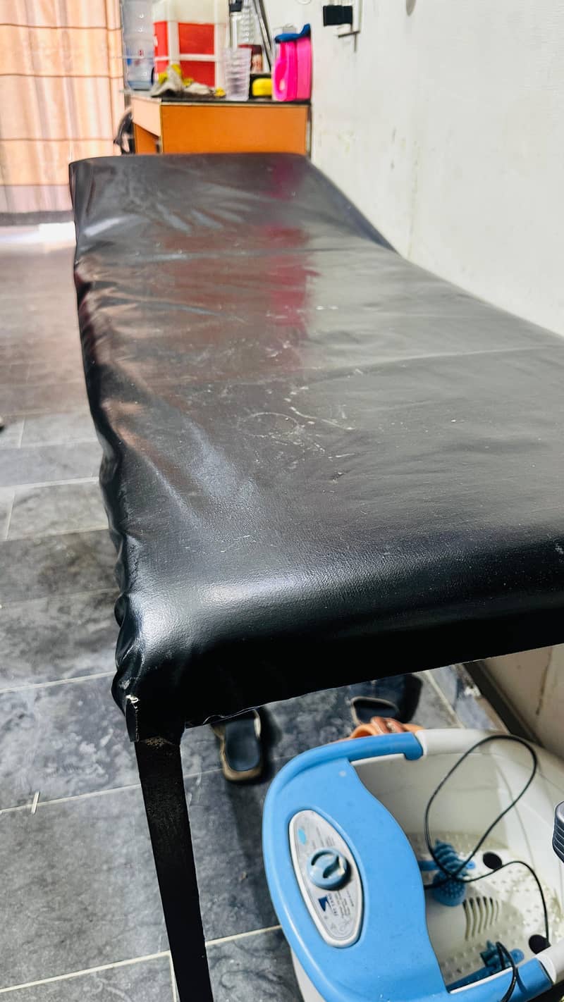 facial bed

                                                            alt=