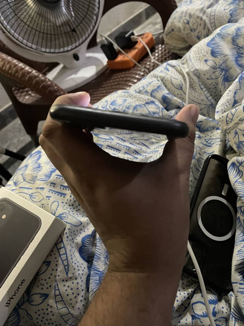 iPhone 11

                                                            alt=