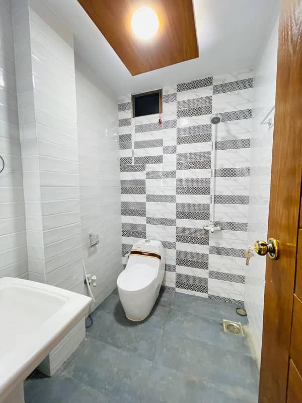 Apartment for rent 2 bed dd 950 sq feet badar commercial defense phase 5 Karachi

                                                            alt=