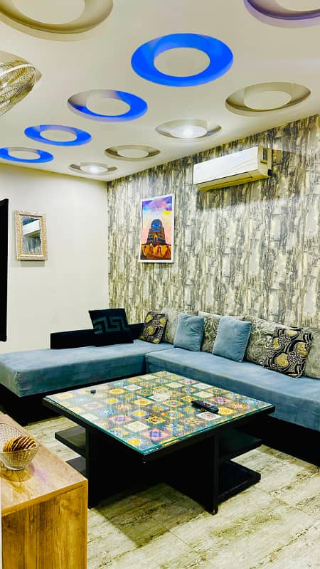 One bedroom VIP apartment for rent for 3to4 hours in bahria town

                                                            alt=
