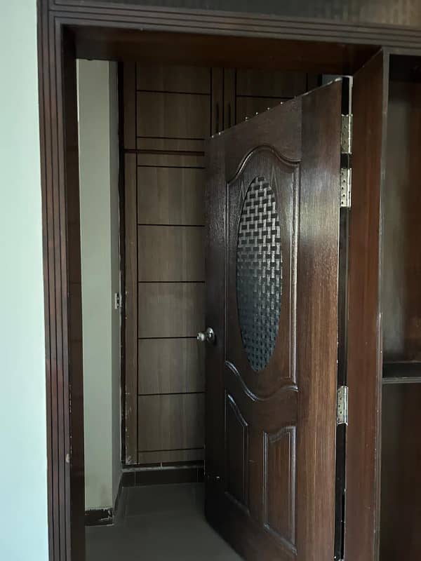 G-10/2: 600 Yards Upper Portion, 3 Bedrooms, Separate Gate, Rent 2.15 Lac Per Month

                                                            alt=