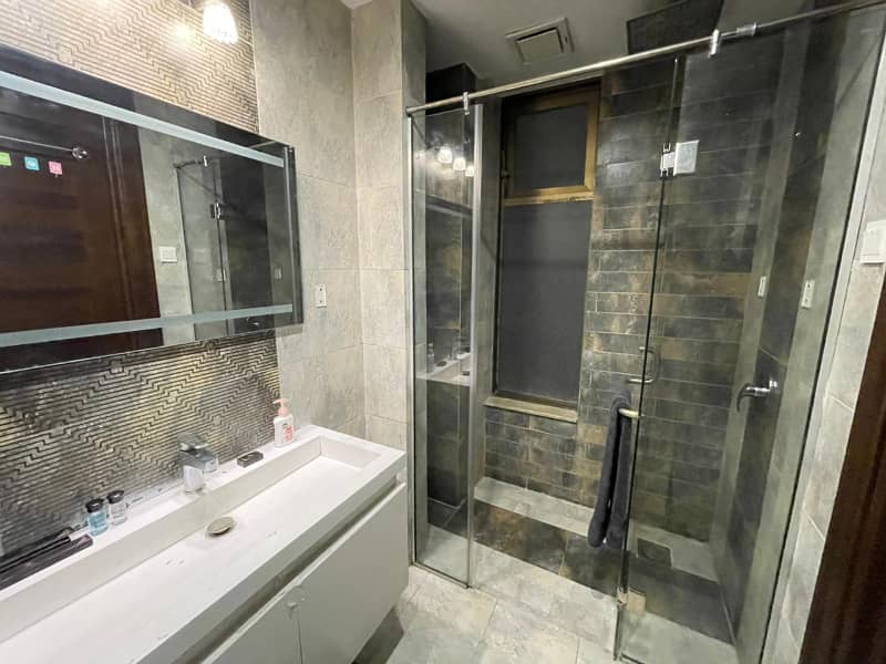 DHA Gold Criest Mall 3 Bed Apartment short stay daily basis.

                                                            alt=