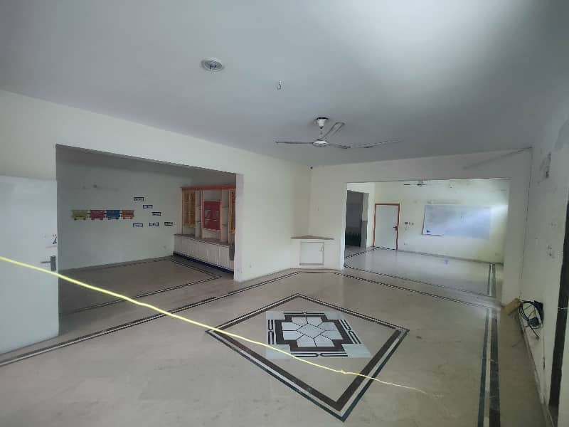 1 KANAL GROUND FLOOR FOR RENT ON MAIN ROAD

                                                            alt=