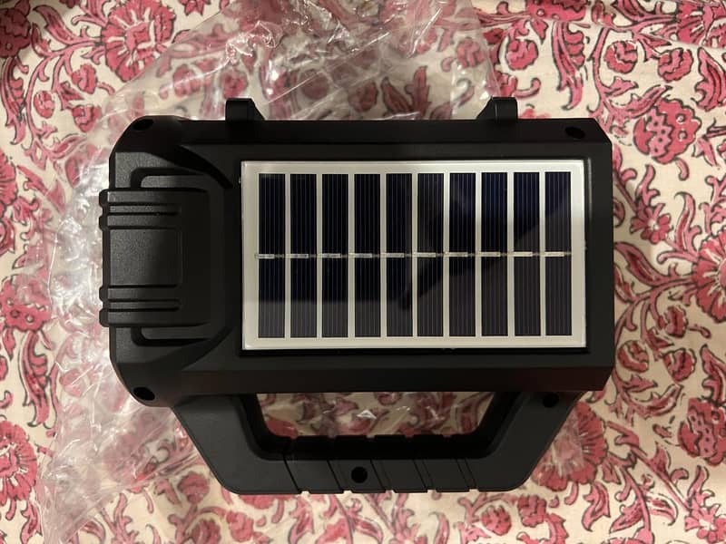 New solar charging multi function portable flashlight speaker

                                                            alt=