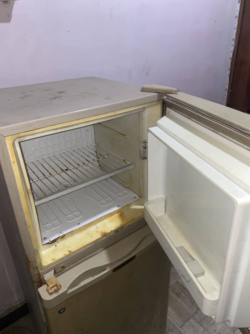 Dawlance Fridge Medium size

                                                            alt=