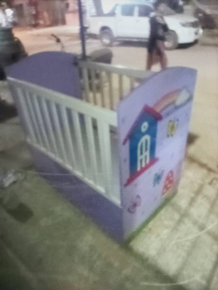 Wooden kids/baby cot

                                                            alt=