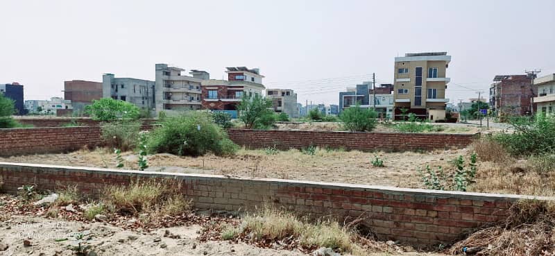 Prime Location 10 Marla Pair Plot For Sale in G Block LDA Avenue 1 Lahore

                                                            alt=