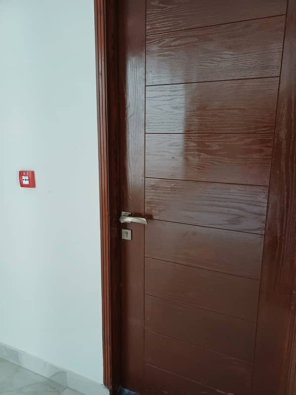 This is a Brand New 4 bedroom Apartment in Sector S Askari 10.

                                                            alt=