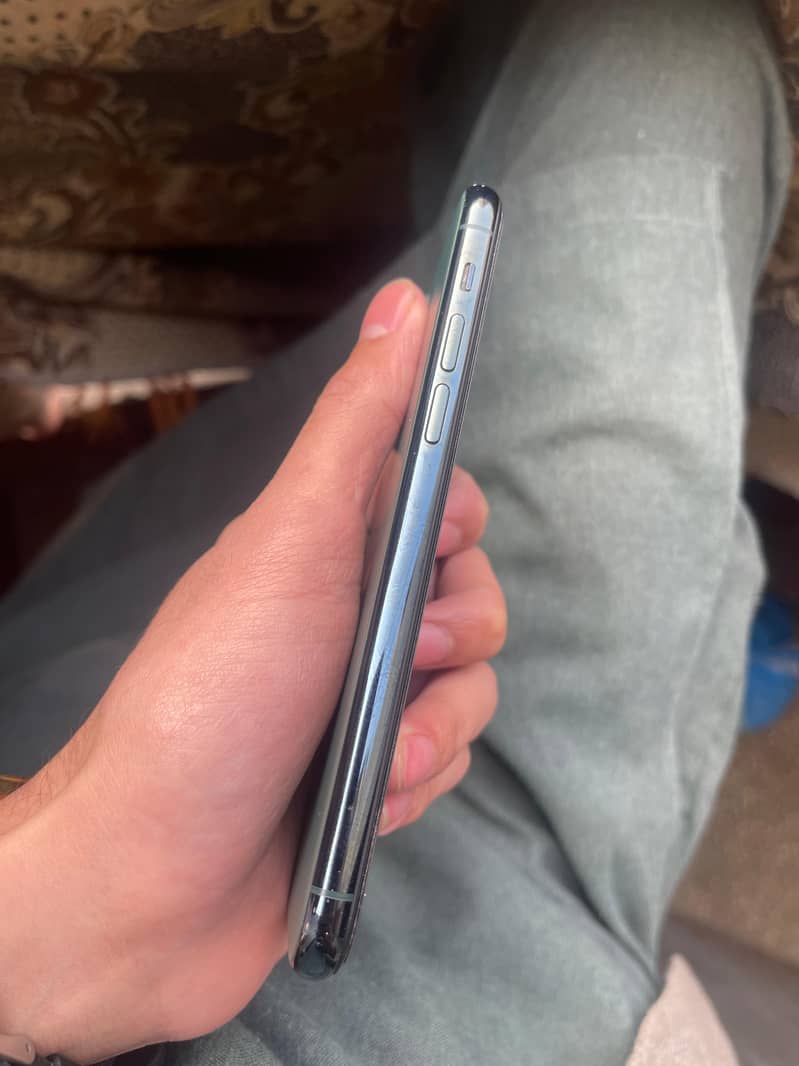 Iphone 11 pro , 64 gb , Non pta [ Sim Locked ] Condition 10/9.5

                                                            alt=