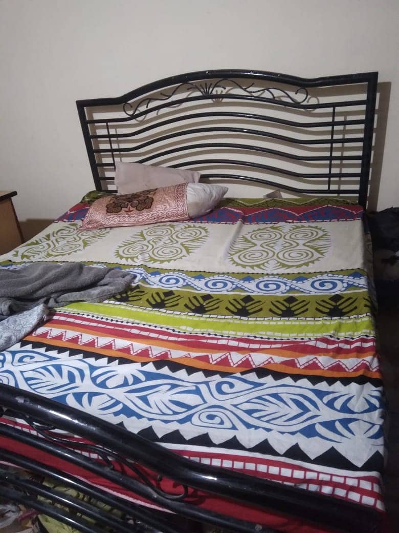 Queen size bed with mattress

                                                            alt=