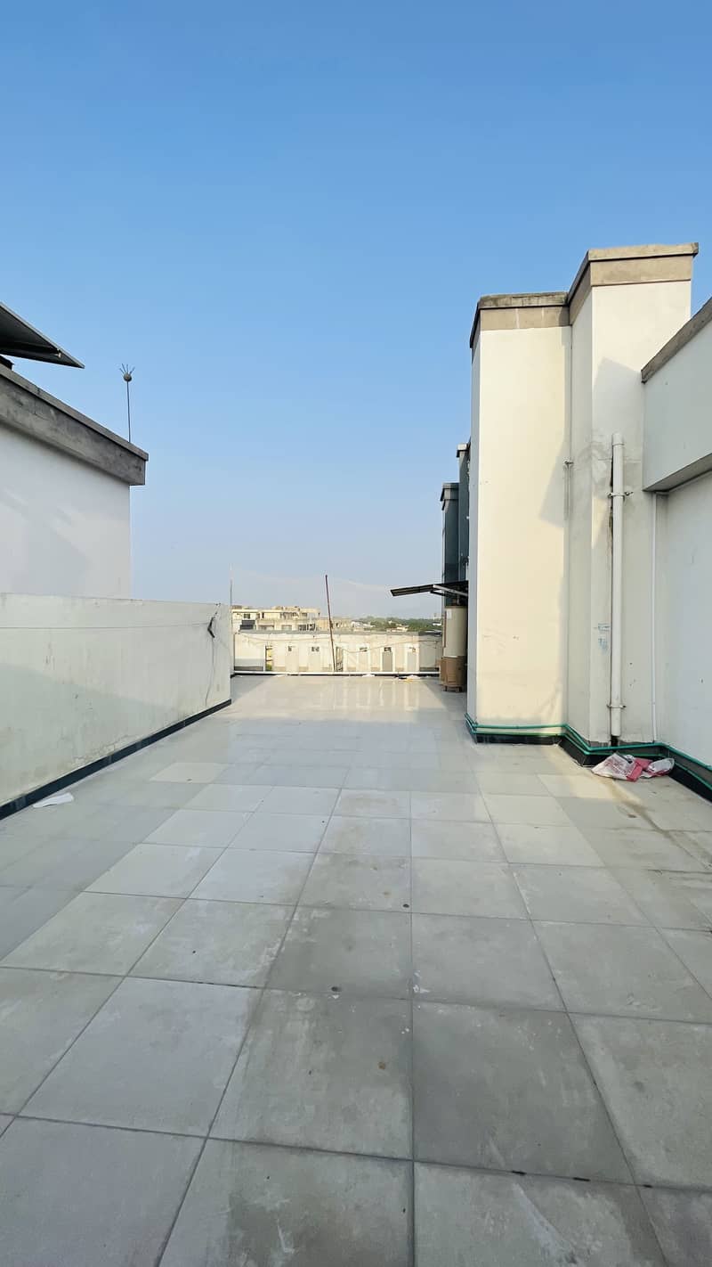 Beautiful 3Bed Penthouse Front Facing With Extra Land Apartment Available For Rent.

                                                            alt=