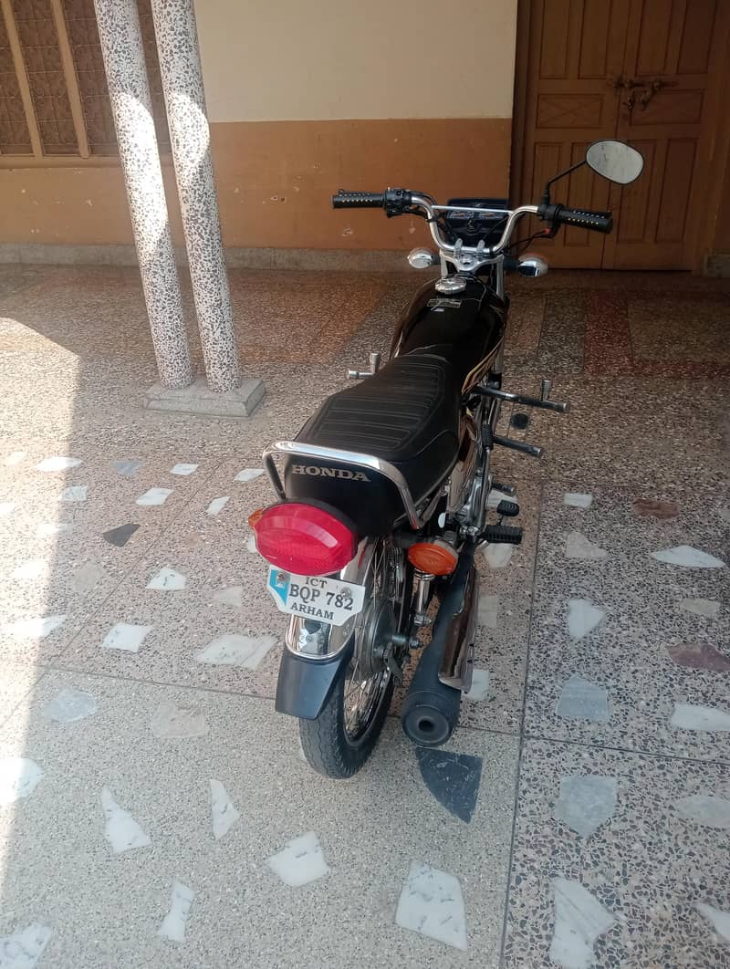 Honda 125 special edition black

                                                            alt=