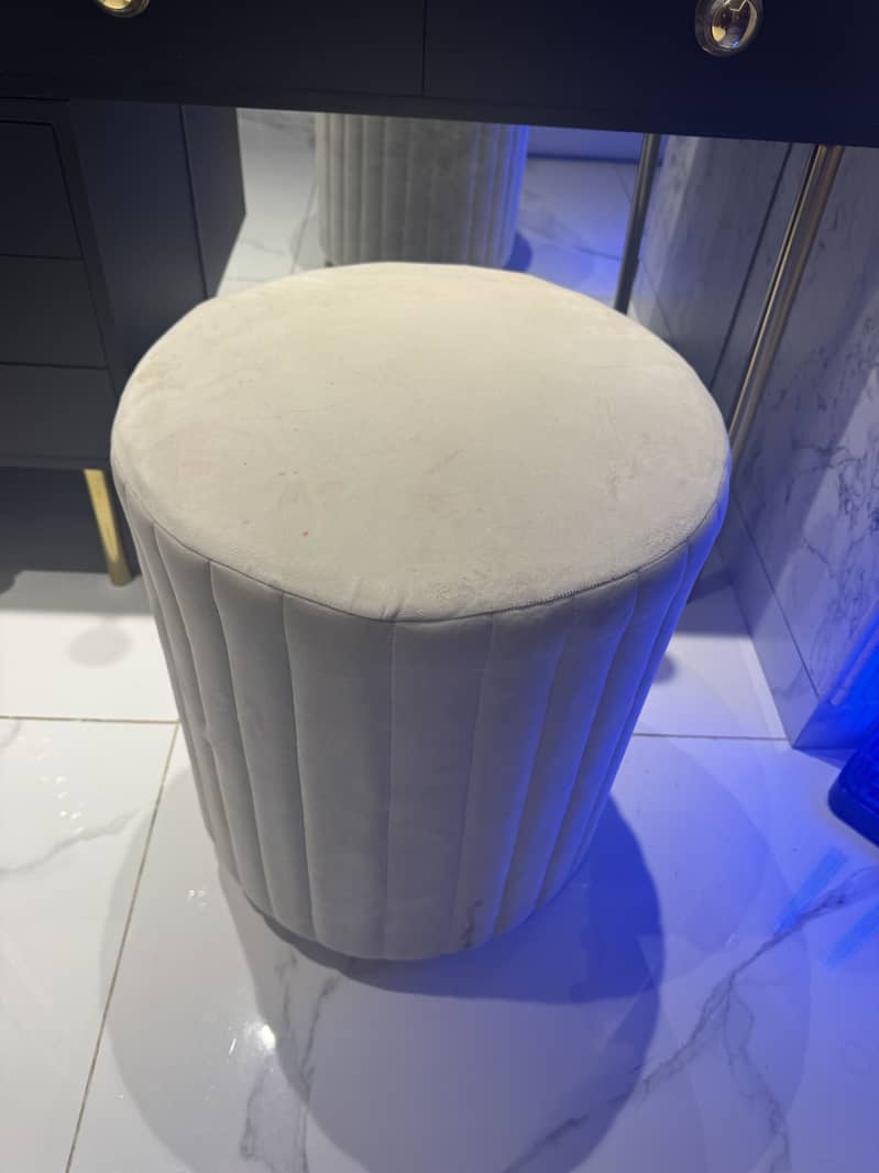 Sofaa chairs

                                                            alt=