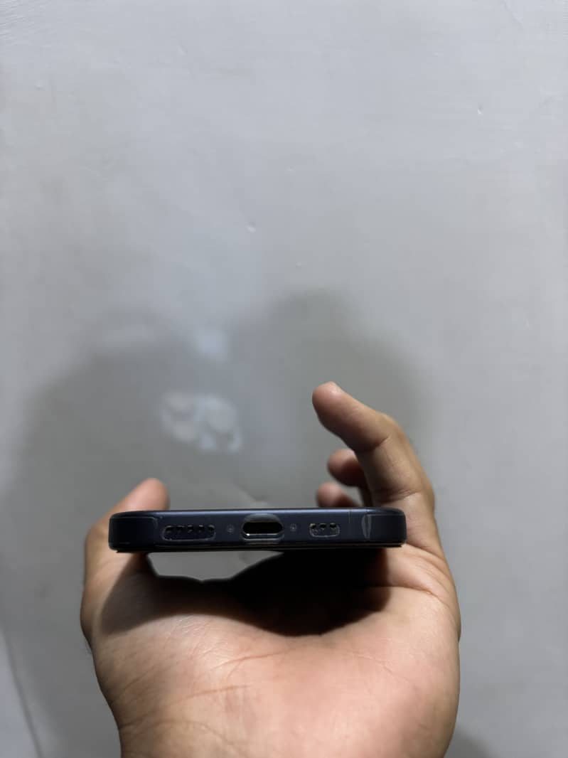 iPhone 15 pro JV with box

                                                            alt=