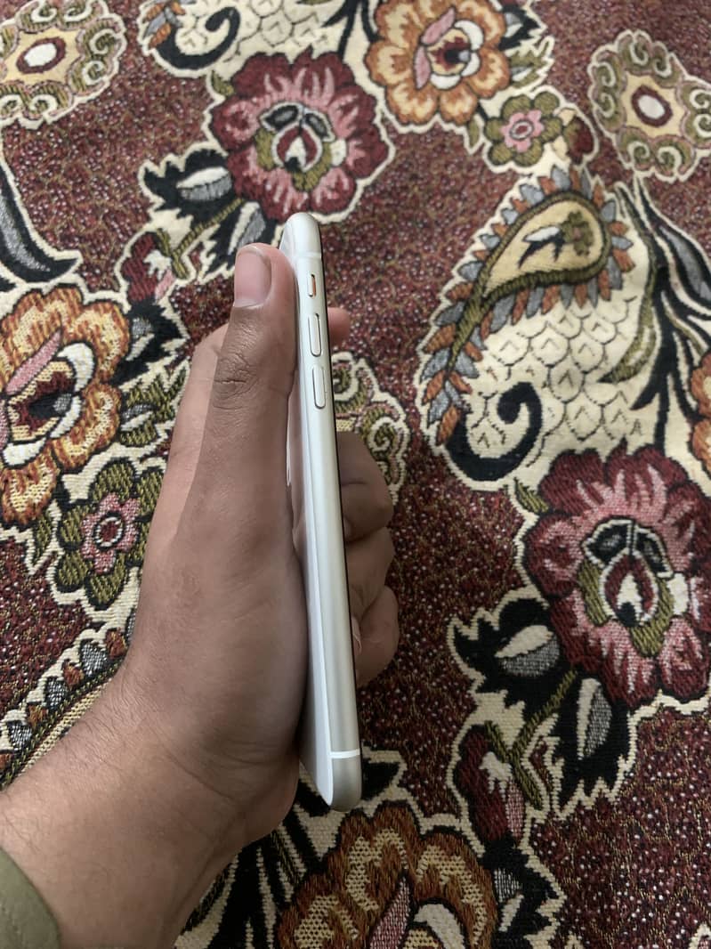 iPhone 11

                                                            alt=