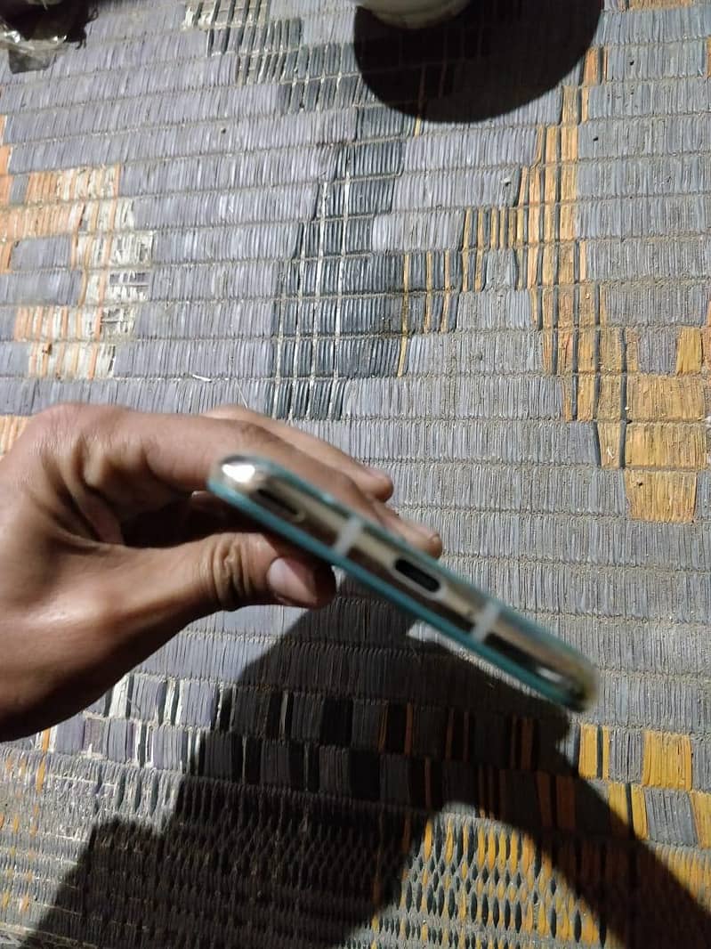 aquos r2

                                                            alt=