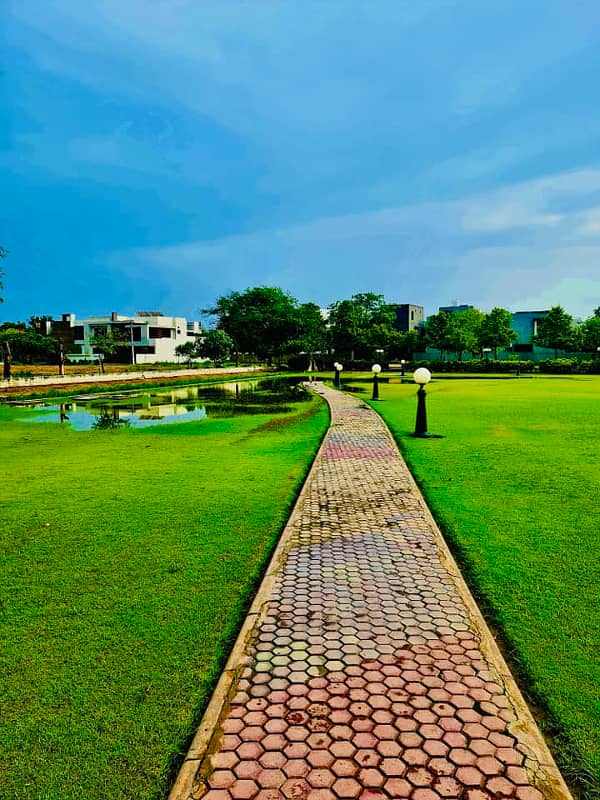 01 Kanal Good Location Plot for Sale in E Block

                                                            alt=