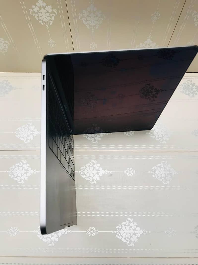 MacBook pro 2018 Ratina display touch id 8gb ram 256gb ssd

                                                            alt=
