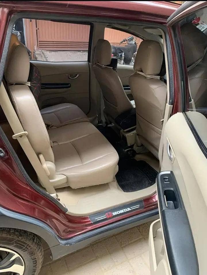 HONDA BR-V 2018 RED COLOUR LIGHT CONDITION

                                                            alt=