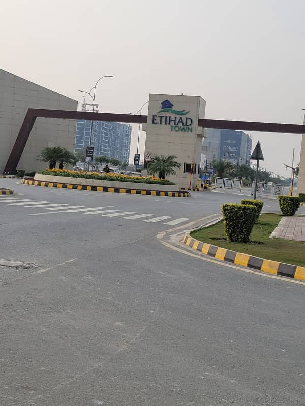 Developed Area 10 Marla Residential Corner Plot On 80 Ft Road in Etihad Town Phase 1

                                                            alt=