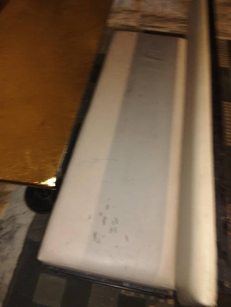 Restaurant sofa's with one table !

                                                            alt=