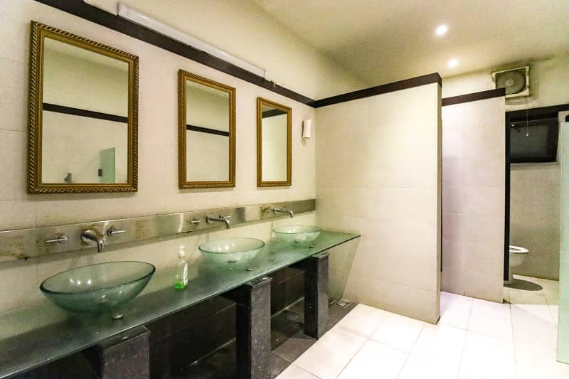 Fully furnished office space available for rent in gulberg Lahore

                                                            alt=