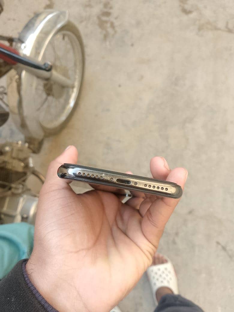 I phone X

                                                            alt=