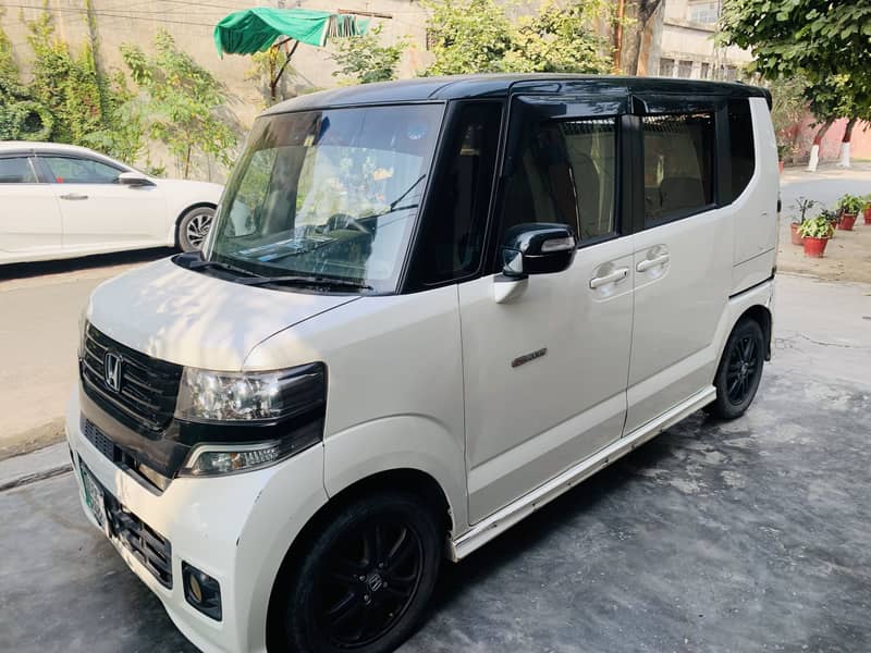 Honda n box 14/18 genuine paint 2 tone japani Model Car

                                                            alt=