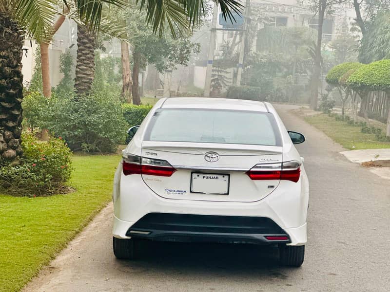 Toyota Corolla gli special edition super white

                                                            alt=