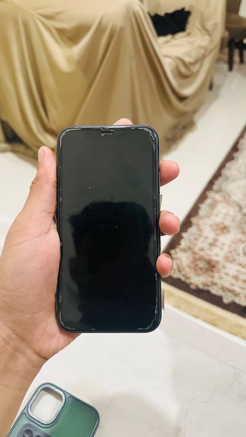 iPhone 11

                                                            alt=