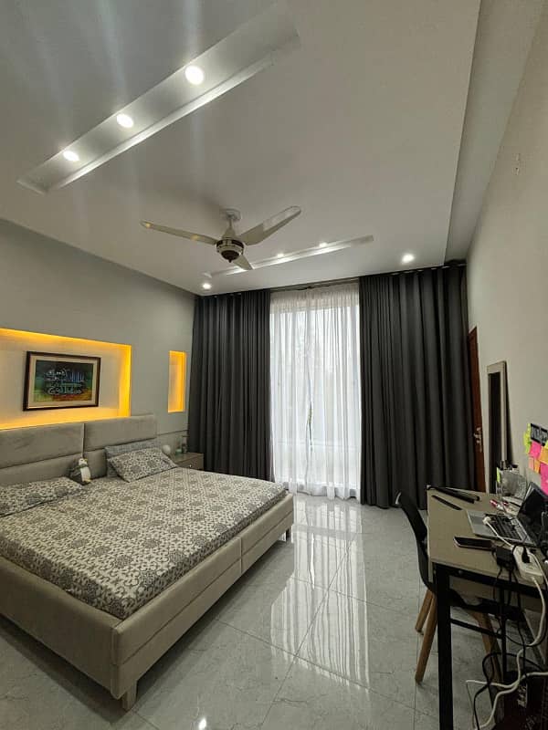 Luxury Two Bed Corner Apartment

                                                            alt=