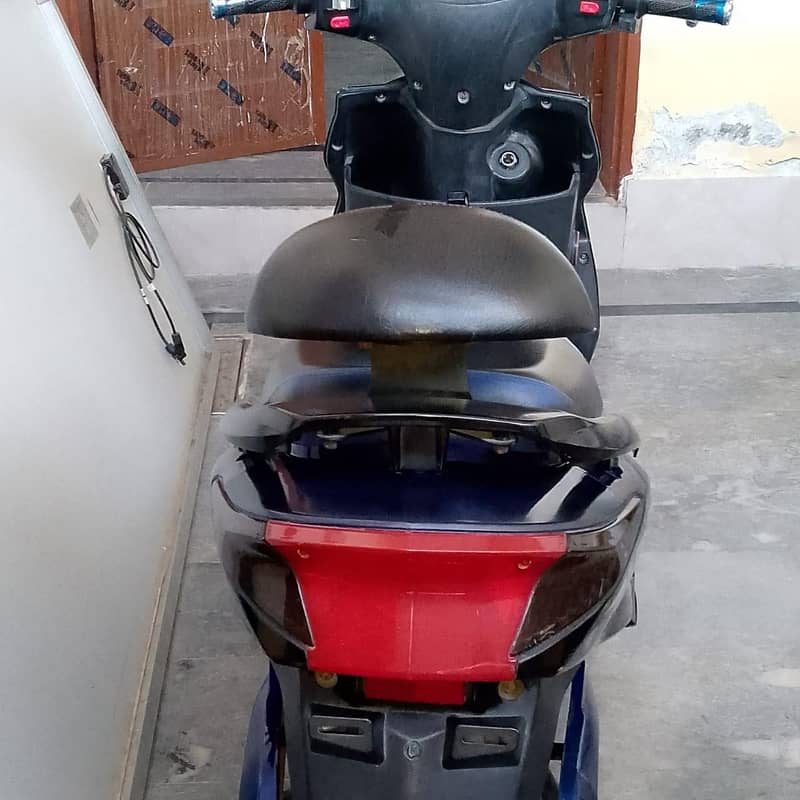 scooty electric

                                                            alt=