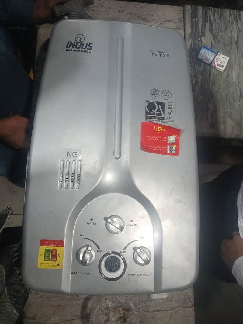 Indus Gas Geyser NG | 8L | Instant Heating | With Temperature Display

                                                            alt=