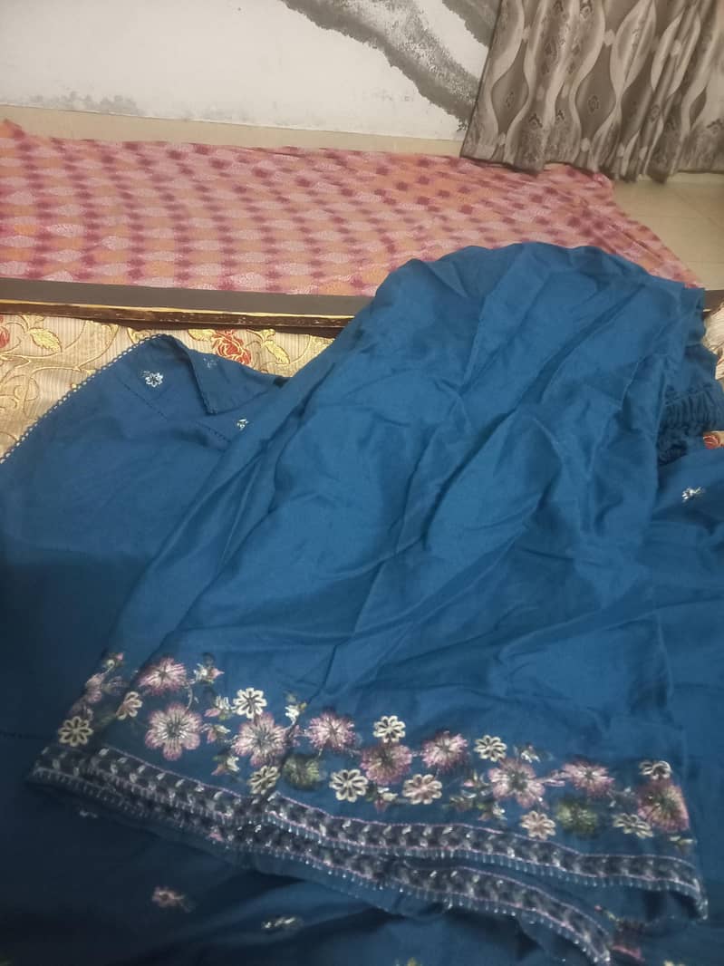 Batik 2 pieces embroidered khaddar dress large size

                                                            alt=