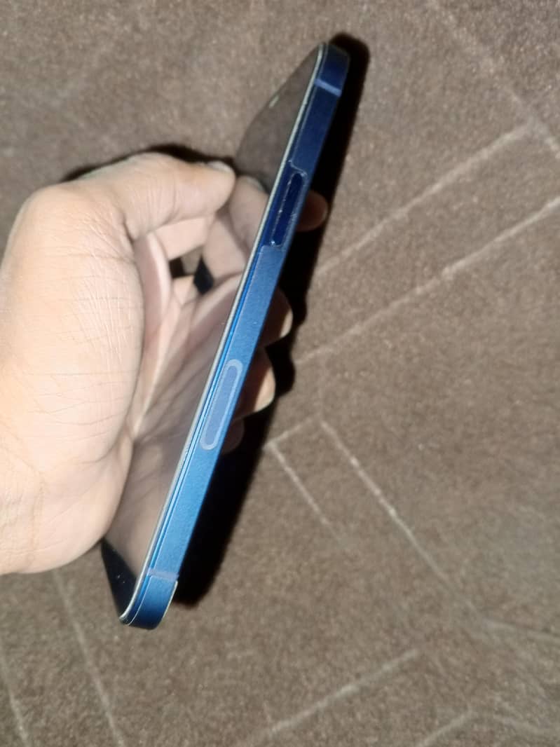 iphone 12 jv in blue

                                                            alt=