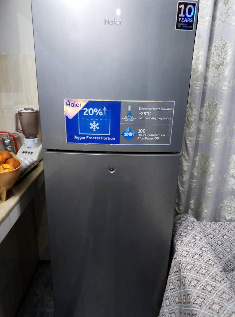 HAIER REFRIGERATOR HRF 14 CUBIC SILVER COLOUR METAL BODY

                                                            alt=