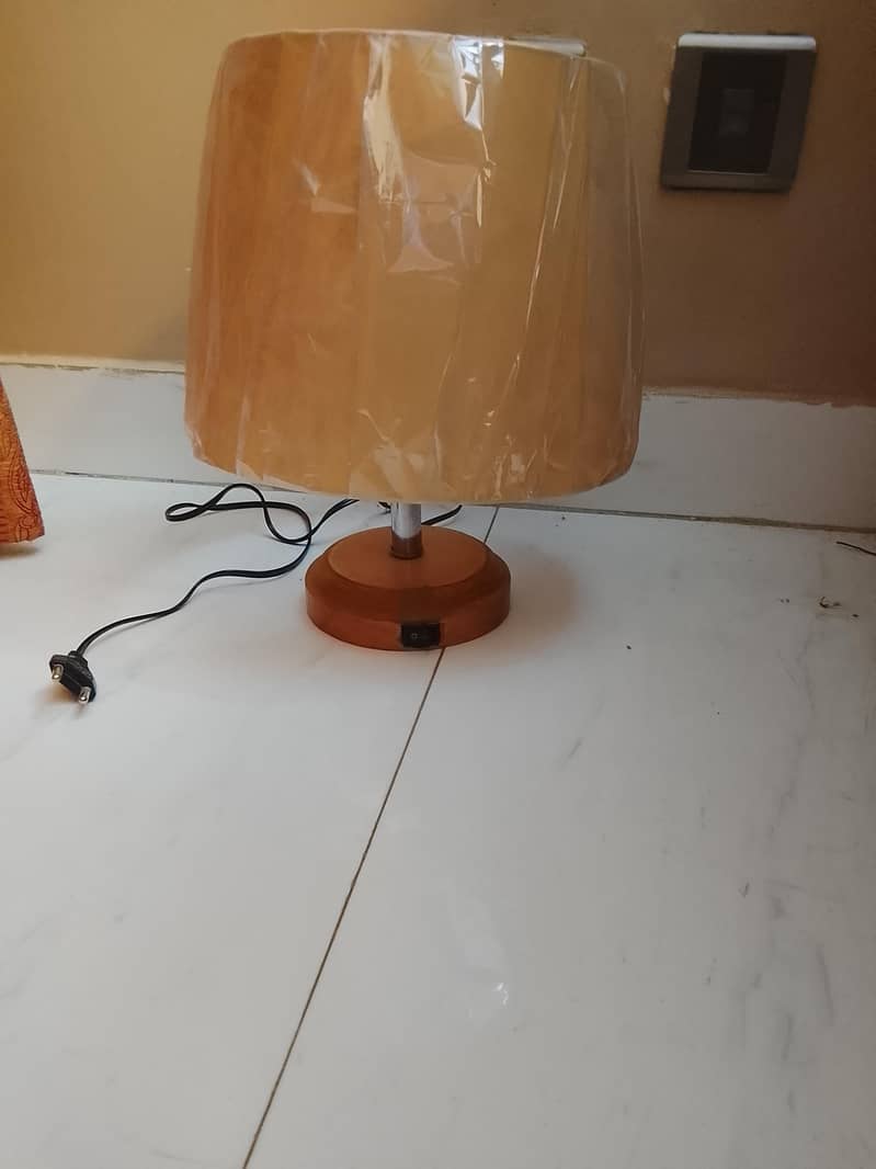 Beech wood Table lamp with auto button

                                                            alt=