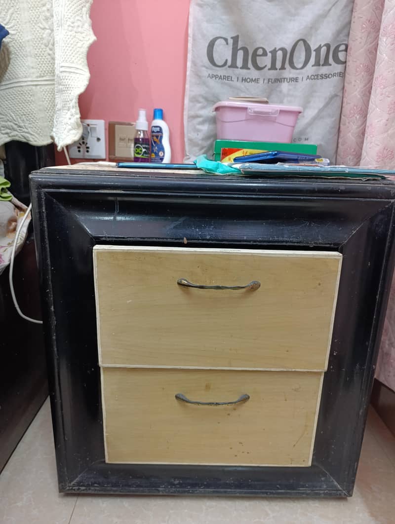 Bedroom Set

                                                            alt=