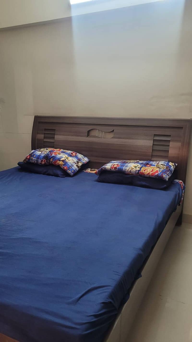 king sized bed and dressing for sale

                                                            alt=