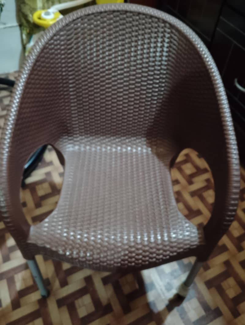 4 chairs table

                                                            alt=