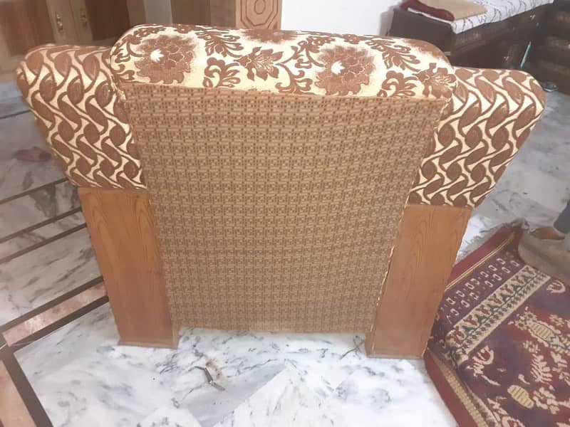 5 seater sofa for sale with tables .

                                                            alt=