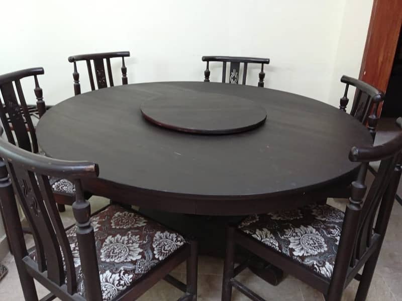 Dinning table with 6 Chairs

                                                            alt=
