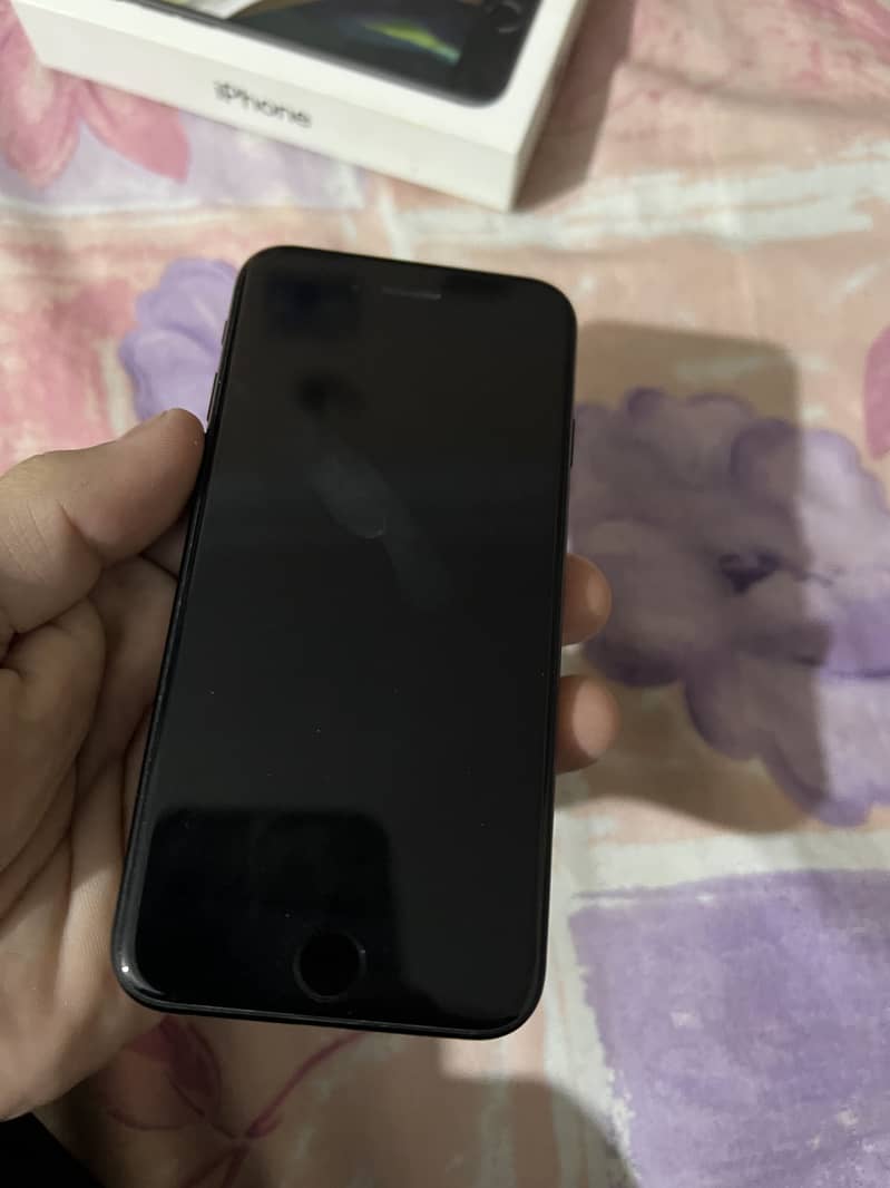 Iphone SE 2020, 64gb with box water pack phone

                                                            alt=