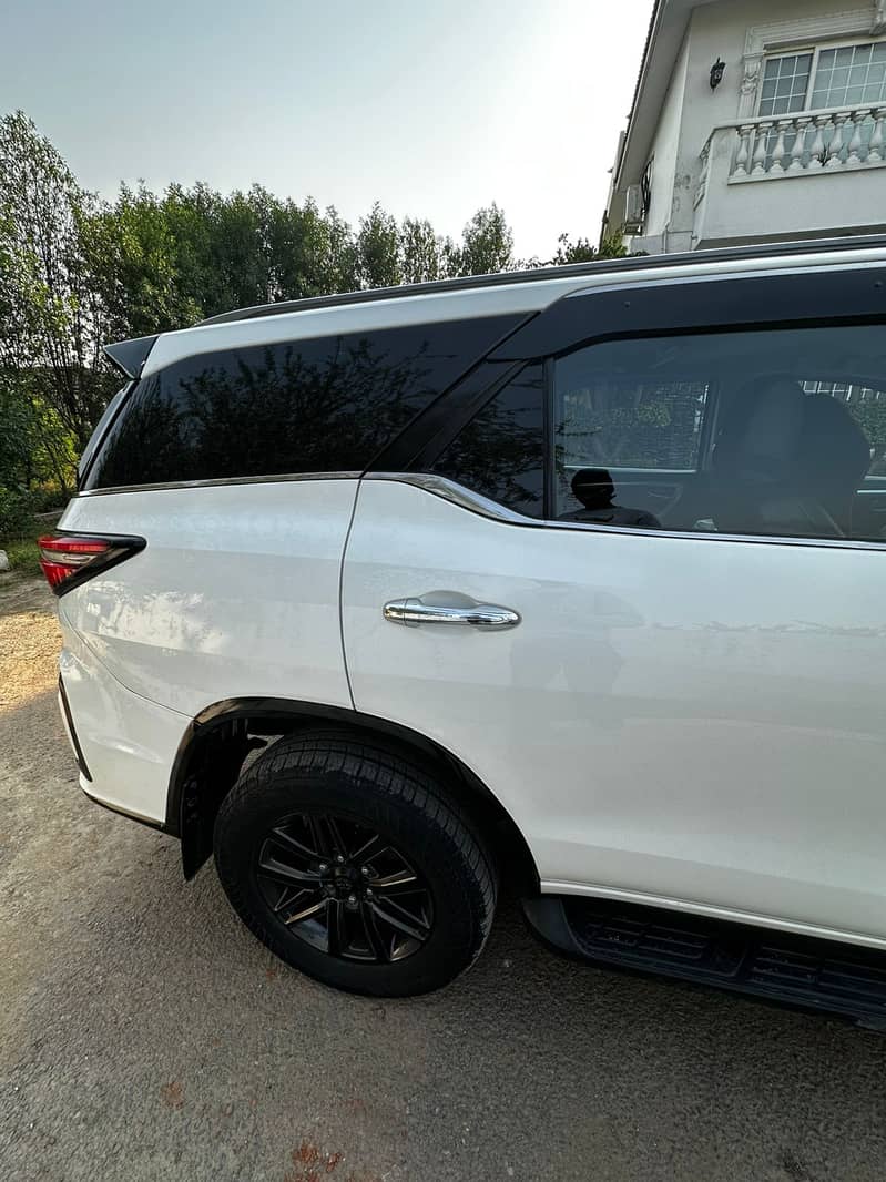 Toyota Fortuner V 2017 model

                                                            alt=