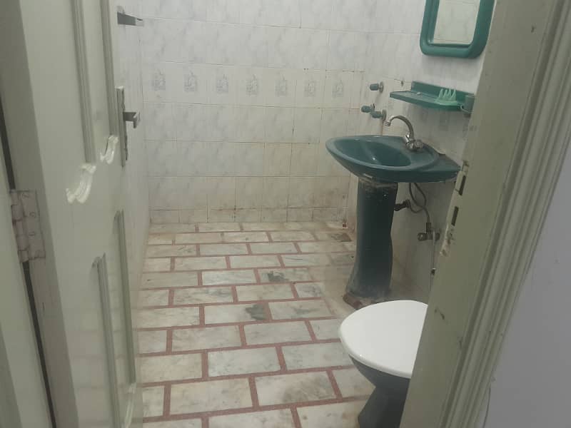 F-11 Independent Room For Rent Mumty Near To Markaz

                                                            alt=