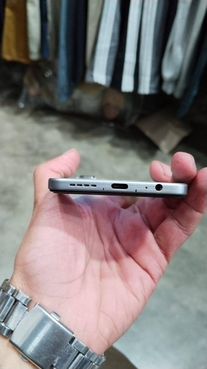 infinix Hot 50 pro complete box 8/128

                                                            alt=