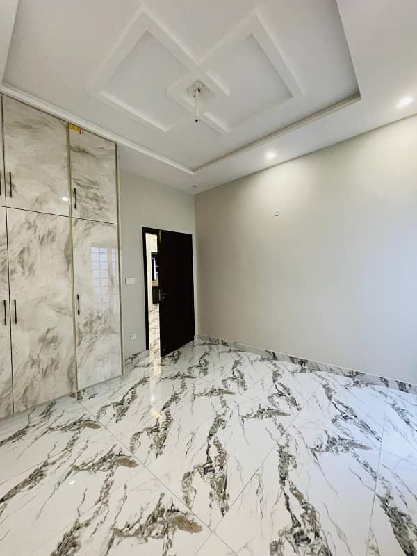 10 Marla full house for sale barnd new house good location satlesh house

                                                            alt=