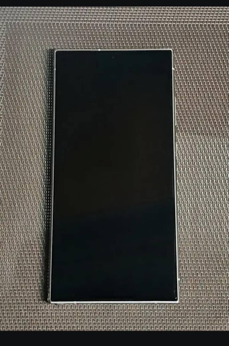 Samsung Galaxy S24 Ultra for sale in excellent / like-new condition.

                                                            alt=